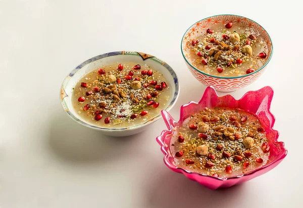 Tradisjonell Tyrkisk Dessert Ashura Asure Noah Ark Puddings Med Granateplefrø – stockfoto