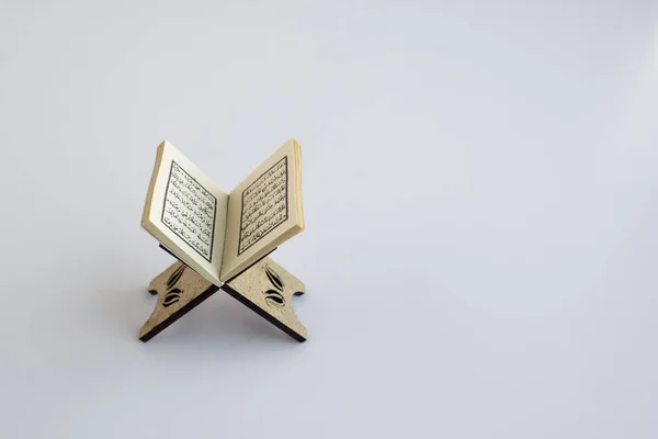 Miniatuur Kleine Houten Lessenaar Met Mini Heilige Boek Witte Achtergrond — Stockfoto