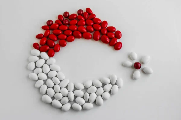 Beyaz Zemin Üzerinde Kırmızı Beyaz Badem Şekerlerle Şekillendirilmiş Türk Bayrağı — Stok fotoğraf
