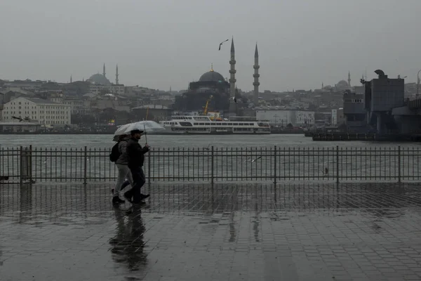 Istanbul Turquie Janvier 2017 Couple Marche Avec Parapluie Devant Nouvelle — Photo