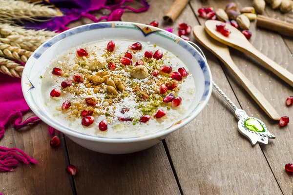 Tradisjonell Tyrkisk Dessert Noas Pudding Ashura Eller Sikker Trebord Med – stockfoto