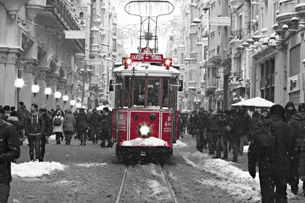 Istanbul Turkey January 2017 Snowy Day Istiklal Street Taksim Istanbul – stockfoto