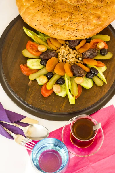 Geleneksel Türk Ramazan Ftarı Tabağı Ramazan Ekmeği Çay Ile Dikey — Stok fotoğraf