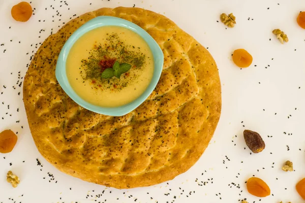 Perinteinen Turkkilainen Ramadan Iftar Pöytä Linssi Keitto Tuoretta Ramadan Leipää — kuvapankkivalokuva