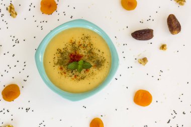 Geleneksel Türk Ramazanı, beyaz yüzeyli mercimek çorbalı iftar masası ve kuru meyve manzarası