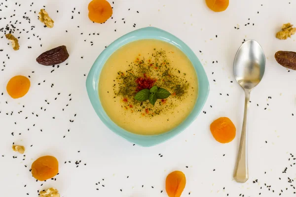 Tradisjonell Tyrkisk Ramadan Iftar Table Med Lentil Soup Hvit Overflate – stockfoto