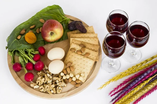 Jødisk Helligdagsbakgrunn Med Symbolsk Mat Treplate Hvit Med Rødvinsglass Fargerike – stockfoto