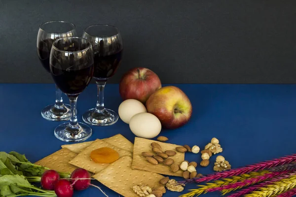 Fondo Pascua Judía Con Alimentos Simbólicos Sobre Fondo Azul Pan — Foto de Stock