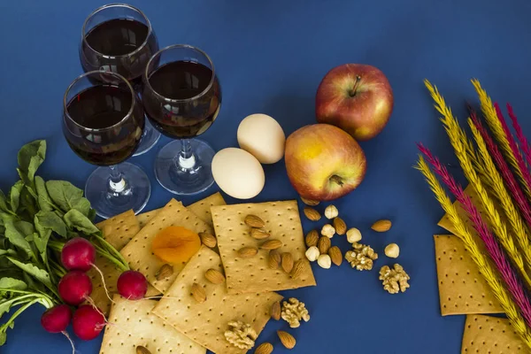 Jødisk Påskepåske Med Symbolsk Mat Blå Bakgrunn Matza Brød Rødvin – stockfoto