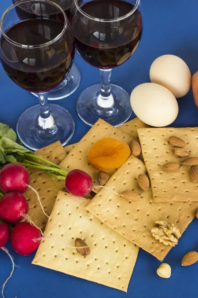 Jødisk Påskepåske Med Symbolsk Mat Blå Bakgrunn Matza Brød Rødvin – stockfoto