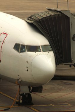 Havaalanının kalkış bölgesindeki uçağın yakın çekim görüntüleri.