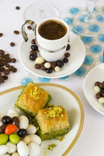 Tradisjonell Tyrkisk Konditorfarge Baklava Kaffe Hvit Overflate Med Håndlaget Blondestoff – stockfoto