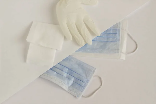 3つのプライ構造 コピースペースと白の単一使用のヒトの顔マスク 滅菌ガーゼパッドと手袋 — ストック写真
