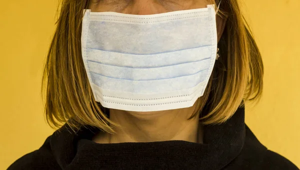 Mulher Adulta Está Usando Máscara Facial Higênica Uso Único Fundo — Fotografia de Stock