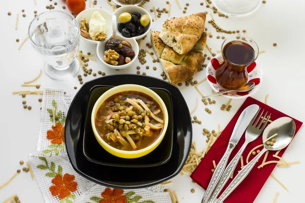 Tradisjonell Tyrkisk Ramadan Middag Iftar Bord Med Suppe Hvit Overflate – stockfoto