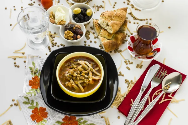 Geleneksel Türk Ramazan Akşam Yemeği İftar Masası beyaz yüzeyde çorba ile.