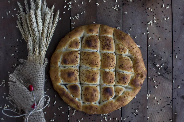Tradisjonell Tyrkisk Ramadan Brød Pide Trebordet Med Haug Med Hvete – stockfoto