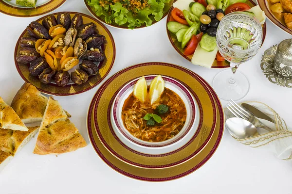 Tradisjonell Ramadan Middag Med Tradisjonell Tyrkisk Suppe Designet Med Elegant – stockfoto