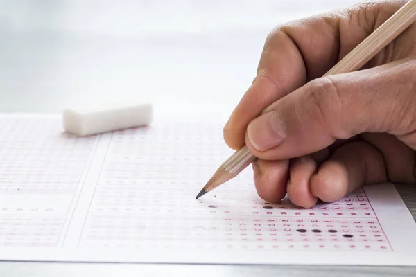 Close Genomen Van Hand Het Invullen Van Examen Blad Met — Stockfoto