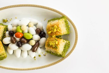 Geleneksel Türk Pastası Pistachio Baklava ve badem şekerlemeleri beyaz üzerine kopyalandı. Şeker Festivali kavramı Ramazan 'ın sonunda erdi.