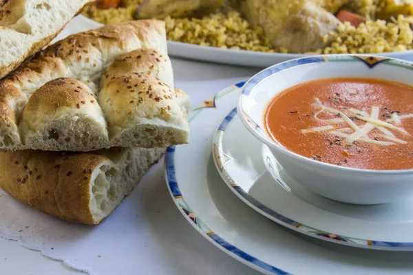 전통적 라마단 Iftar 테이블 토마토 수프와 라마단 — 스톡 사진