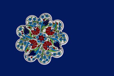 Geleneksel Türk Seramik Pedi kopya alanı ile hayalet mavi üzerinde izole edildi.