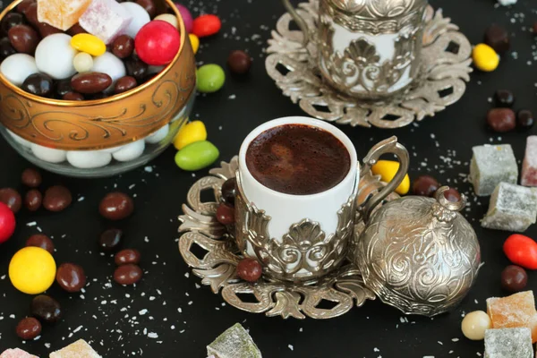 Traditionel Tyrkisk Hård Mandel Slik Designet Sort Overflade Med Chokolade - Stock-foto