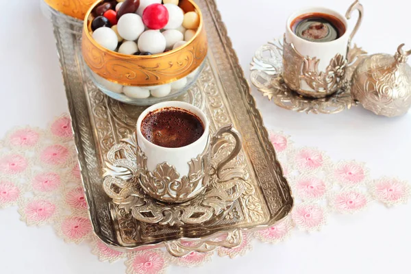 Perinteinen Turkin Kova Manteli Candies Suunniteltu Valkoiselle Pinnalle Suklaalla Kahvilla — kuvapankkivalokuva