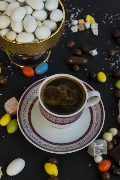 Tradisjonell Tyrkisk Hardmandelgodteri Svart Overflate Med Sjokolade Kaffe – stockfoto