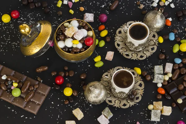 Tradisjonell Tyrkisk Hard Fargerik Mandelsjokolade Svart Overflate Med Sjokolade Kaffe – stockfoto