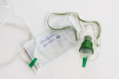 Oksijen maskesi ve cerrahi maske 