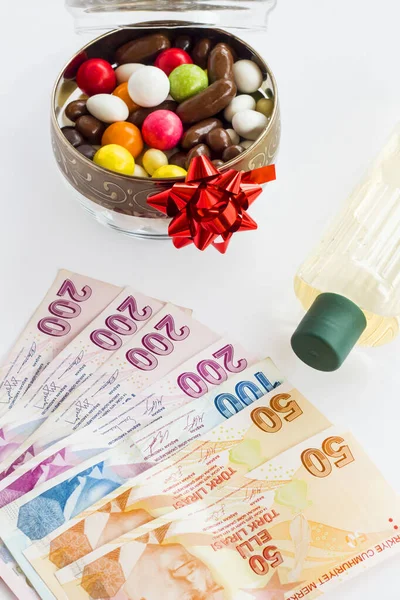 土耳其数千里拉 白色加古龙水 色彩艳丽的糖果和土耳其咖啡 土耳其退休假日奖金的概念 免版税图库照片