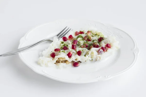 Tradizionale Ramadan Dessert Lattiginoso Gullac Una Porzione Piatto Porcellana Bianca — Foto Stock