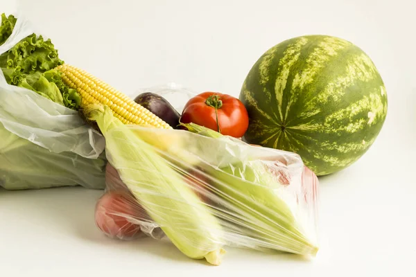 Verduras Frutas Frescas Sin Cocer Bolsas Plástico Sobre Fondo Blanco — Foto de Stock