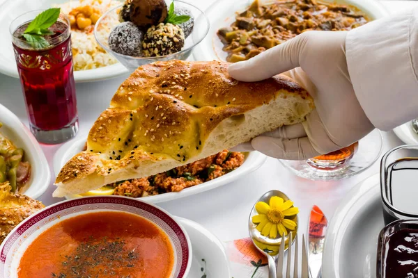 Käsineet Tarjoillaan Perinteinen Turkkilainen Ramadan Leipä Ramadan Ruokapöydässä — kuvapankkivalokuva