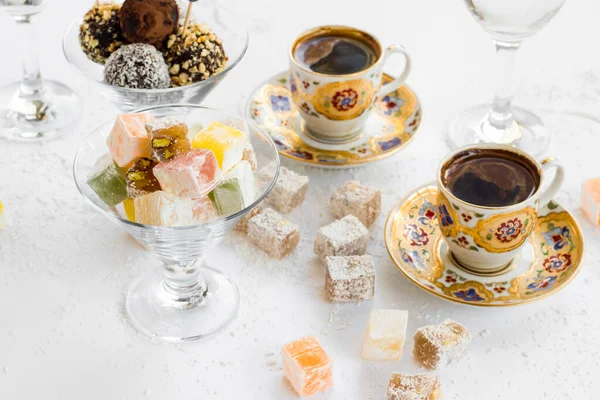 Tradisjonell Tyrkisk Delicious Delight Loke Glasskandwich Bolle Med Kaffe Hvit – stockfoto