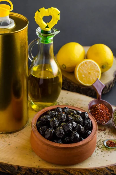 Svarte Oliven Marinert Med Krydder Kaserolle Boller Treblokk Med Olje – stockfoto