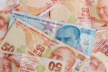 Elli yüz lira içinde yüz Türk banknotu, parasal geçmiş.
