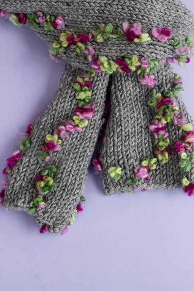 Handgestrickter Damen Stilvoller Grauer Schal Auf Vertikalem Bild — Stockfoto