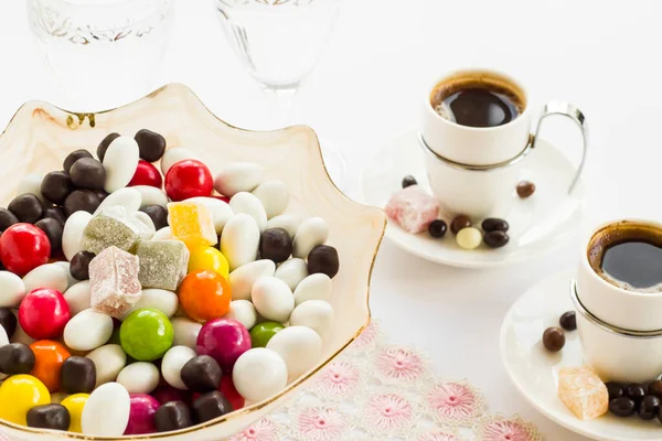 Tradisjonelle Tyrkiske Herligheter Søtsaker Hvit Med Kaffekaffe – stockfoto