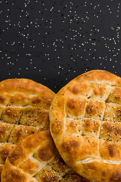 Pane Tradizionale Turco Fresco Ramadan Superficie Nera Con Grani Può — Foto Stock