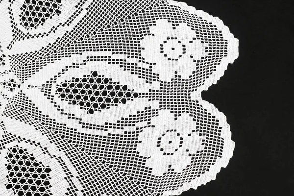 Kézzel Készített Csipke Fehér Színű Asztalterítő Rózsa Motívummal Fekete Felületen — Stock Fotó