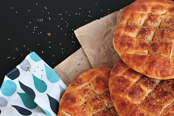 Tradisjonell Tyrkisk Fresh Ramadan Breads Kraftpapir Stoffserviett Svart Bakgrunn – stockfoto