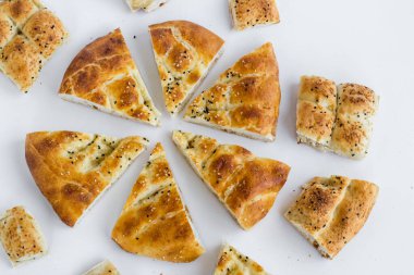 Geleneksel Türk Ramazan Ekmeği beyaz üzerine dilimlenmiş üçgen şeklinde. Bu resim yatay veya dikey olarak kullanılabilir.