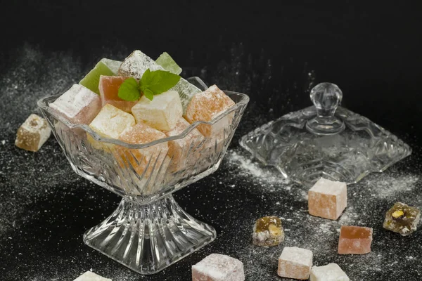 Traditionelle Tyrkiske Lækkerier Stilfuld Krystalskål Med Fesh Mynte Begrebsmæssigt Design - Stock-foto