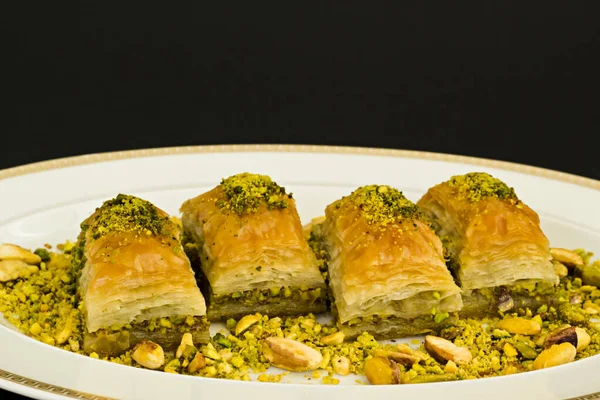 Geleneksel Türk Pastası Beyaz Oval Tabakta Pistachio Baklava Siyah Arka — Stok fotoğraf