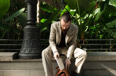 Diz üstü alarak adam 