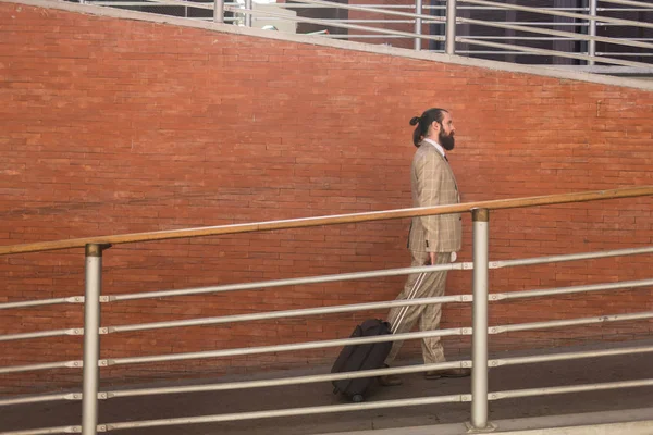 Hombre caminando con su equipaje de mano —  Fotos de Stock