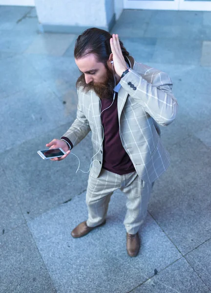 Businessman listening Music in a Station — Stock Photo, Image