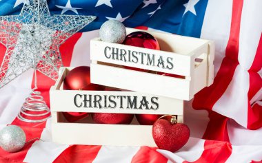 ABD bayrağı ve güzel kırmızı kalp ve gümüş topları ile neşeli Noel